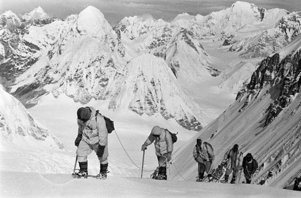 △1960年5月，中國(guó)登山隊(duì)隊(duì)員在海拔7150米的冰雪坡上行進(jìn)。