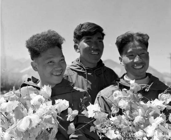 △1960年5月25日凌晨4點(diǎn)20分，中國(guó)登山隊(duì)隊(duì)員成功登上珠穆朗瑪峰。（右起）王富洲、貢布（藏族）和屈銀華。